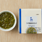 ローソンのうす塩味めかぶを比較する。税込価格：257円、カロリー：7kcal、1円あたりカロリー：0.03kcal/円、たんぱく質：0.5g、1円あたりたんぱく質：0.01未満g/円、脂質：0.2g、炭水化物：1.5g、糖質：0.2g、食物繊維：1.3g、食塩相当量：0.9g。