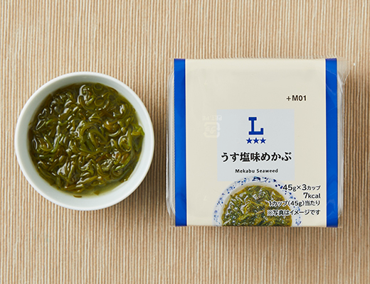 ローソンのうす塩味めかぶを比較する。税込価格：257円、カロリー：7kcal、1円あたりカロリー：0.03kcal/円、たんぱく質：0.5g、1円あたりたんぱく質：0.01未満g/円、脂質：0.2g、炭水化物：1.5g、糖質：0.2g、食物繊維：1.3g、食塩相当量：0.9g。