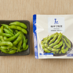 ローソンの塩ゆで枝豆。税込価格：214円、カロリー：111kcal、たんぱく質：9g、脂質：5.3g、炭水化物：7.4g、糖質：2.3g、食物繊維：5.1g、食塩相当量：0.6g。