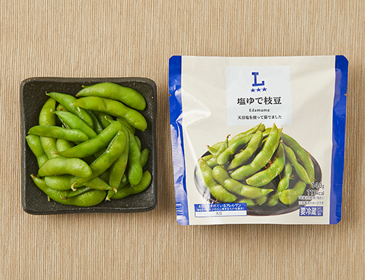 ローソンの塩ゆで枝豆。税込価格：214円、カロリー：111kcal、たんぱく質：9g、脂質：5.3g、炭水化物：7.4g、糖質：2.3g、食物繊維：5.1g、食塩相当量：0.6g。