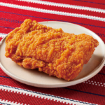 ローソンのＬチキ レッド。税込価格：259円、カロリー：247kcal、たんぱく質：12.4g、脂質：16.4g、炭水化物：12.7g、糖質：12.1g、食物繊維：0.6g、食塩相当量：1.5g。