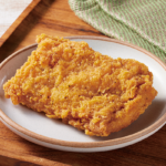 ローソンのＬチキ レギュラー。税込価格：248円、カロリー：255kcal、たんぱく質：13.7g、脂質：16.6g、炭水化物：12.8g、糖質：12.3g、食物繊維：0.5g、食塩相当量：1.6g。