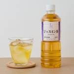ローソンのジャスミン茶 600mlを比較する。税込価格：118円、カロリー：0kcal、1円あたりカロリー：0.00kcal/円、たんぱく質：0g、1円あたりたんぱく質：0.00g/円、脂質：0g、炭水化物：0g、糖質：0g、食物繊維：0g、食塩相当量：0g。