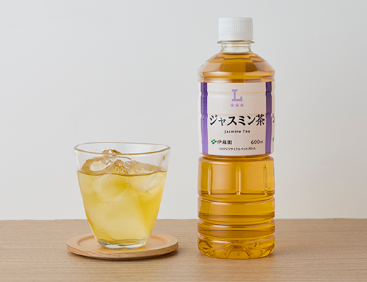 ローソンのジャスミン茶 600mlを比較する。税込価格：118円、カロリー：0kcal、1円あたりカロリー：0.00kcal/円、たんぱく質：0g、1円あたりたんぱく質：0.00g/円、脂質：0g、炭水化物：0g、糖質：0g、食物繊維：0g、食塩相当量：0g。