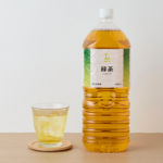 ローソンの緑茶 2Lを比較する。税込価格：195円、カロリー：0kcal、1円あたりカロリー：0.00kcal/円、たんぱく質：0g、1円あたりたんぱく質：0.00g/円、脂質：0g、炭水化物：0g、糖質：0g、食物繊維：0g、食塩相当量：0g。