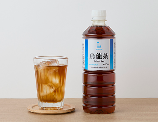 ローソンの烏龍茶 600mlを比較する。税込価格：118円、カロリー：0kcal、1円あたりカロリー：0.00kcal/円、たんぱく質：0g、1円あたりたんぱく質：0.00g/円、脂質：0g、炭水化物：0g、糖質：0g、食物繊維：0g、食塩相当量：0g。