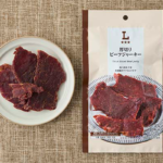 ローソンの厚切りビーフジャーキーを比較する。税込価格：448円、カロリー：101kcal、1円あたりカロリー：0.23kcal/円、たんぱく質：15.3g、1円あたりたんぱく質：0.03g/円、脂質：1.7g、炭水化物：6.2g、糖質：6.2g、食物繊維：0g、食塩相当量：1.8g。