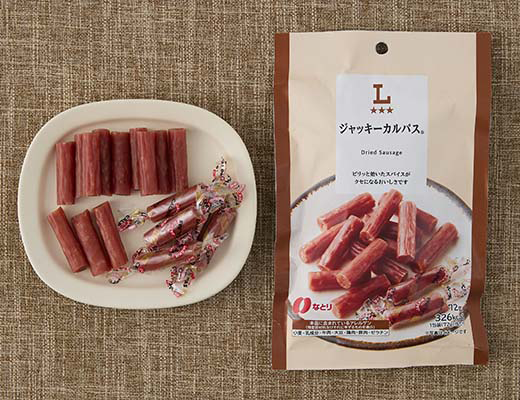 ローソンのジャッキーカルパス®を比較する。税込価格：408円、カロリー：326kcal、1円あたりカロリー：0.80kcal/円、たんぱく質：17g、1円あたりたんぱく質：0.04g/円、脂質：24.7g、炭水化物：8.8g、糖質：8.8g、食物繊維：0g、食塩相当量：2.7g。