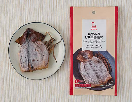 ローソンの焼するめピリ辛醤油味を比較する。税込価格：248円、カロリー：46kcal、1円あたりカロリー：0.19kcal/円、たんぱく質：9.7g、1円あたりたんぱく質：0.04g/円、脂質：0.6g、炭水化物：0.5g、糖質：0.4g、食物繊維：0.1g、食塩相当量：1g。