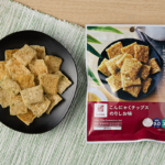 ローソンのこんにゃくチップス のりしお味。税込価格：168円、カロリー：58kcal、たんぱく質：0.1g、脂質：1.7g、炭水化物：12.2g、糖質：9g、食物繊維：3.2g、食塩相当量：0.2g。