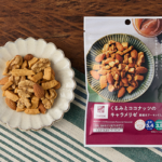 ローソンのくるみとココナッツのキャラメリゼ 素焼きアーモンド入り。税込価格：238円、カロリー：249kcal、たんぱく質：5.4g、脂質：22g、炭水化物：9.2g、糖質：5.4g、食物繊維：3.8g、食塩相当量：0.1g。