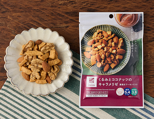 ローソンのくるみとココナッツのキャラメリゼ 素焼きアーモンド入り。税込価格：238円、カロリー：249kcal、たんぱく質：5.4g、脂質：22g、炭水化物：9.2g、糖質：5.4g、食物繊維：3.8g、食塩相当量：0.1g。