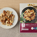 ローソンの素焼きミックスナッツ。税込価格：228円、カロリー：231kcal、たんぱく質：6.3g、脂質：20.5g、炭水化物：6.6g、糖質：4g、食物繊維：2.6g、食塩相当量：0g。