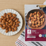 ローソンの素焼きアーモンド。税込価格：228円、カロリー：220kcal、たんぱく質：7.5g、脂質：18.9g、炭水化物：6.8g、糖質：3.2g、食物繊維：3.6g、食塩相当量：0g。