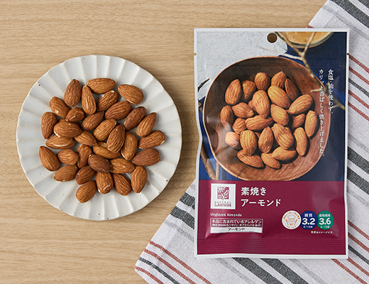ローソンの素焼きアーモンド。税込価格：228円、カロリー：220kcal、たんぱく質：7.5g、脂質：18.9g、炭水化物：6.8g、糖質：3.2g、食物繊維：3.6g、食塩相当量：0g。