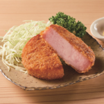 ローソンの贅沢厚切りハムカツ。税込価格：188円、カロリー：175kcal、たんぱく質：9.1g、脂質：9.8g、炭水化物：12.6g、糖質：12.2g、食物繊維：0.4g、食塩相当量：1.7g。
