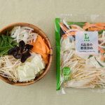 ローソンの6品目の野菜炒めを比較する。税込価格：133円。