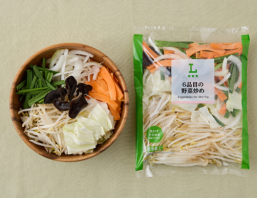 ローソンの6品目の野菜炒めを比較する。税込価格：133円。