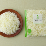 ローソンの千切りキャベツを比較する。税込価格：119円。