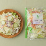 ローソンのミックスサラダ。税込価格：131円。