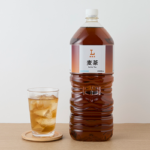 ローソンの麦茶 2Lを比較する。税込価格：195円、カロリー：0kcal、1円あたりカロリー：0.00kcal/円、たんぱく質：0g、1円あたりたんぱく質：0.00g/円、脂質：0g、炭水化物：0g、糖質：0g、食物繊維：0g、食塩相当量：0g。