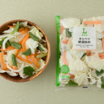 ローソンのキャベツ野菜炒めを比較する。税込価格：133円。