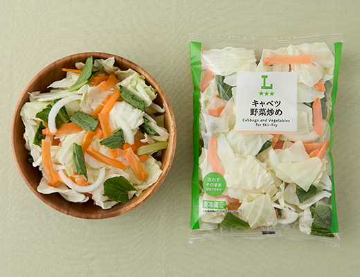ローソンのキャベツ野菜炒めを比較する。税込価格：133円。