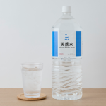 ローソンの天然水 2Lを比較する。税込価格：118円、カロリー：0kcal、1円あたりカロリー：0.00kcal/円、たんぱく質：0g、1円あたりたんぱく質：0.00g/円、脂質：0g、炭水化物：0g、糖質：0g、食物繊維：0g。