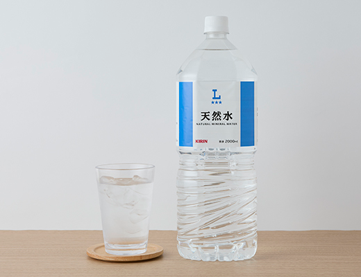 ローソンの天然水 2Lを比較する。税込価格：118円、カロリー：0kcal、1円あたりカロリー：0.00kcal/円、たんぱく質：0g、1円あたりたんぱく質：0.00g/円、脂質：0g、炭水化物：0g、糖質：0g、食物繊維：0g。