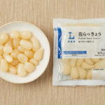 ローソンの花らっきょうを比較する。税込価格：130円、カロリー：97kcal、1円あたりカロリー：0.75kcal/円、たんぱく質：0.6g、1円あたりたんぱく質：0.01未満g/円、脂質：0.3g、炭水化物：24g、糖質：21.7g、食物繊維：2.3g、食塩相当量：2.2g。