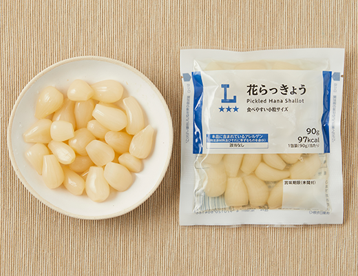 ローソンの花らっきょうを比較する。税込価格：130円、カロリー：97kcal、1円あたりカロリー：0.75kcal/円、たんぱく質：0.6g、1円あたりたんぱく質：0.01未満g/円、脂質：0.3g、炭水化物：24g、糖質：21.7g、食物繊維：2.3g、食塩相当量：2.2g。