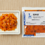 ローソンの福神漬を比較する。税込価格：130円、カロリー：115kcal、1円あたりカロリー：0.88kcal/円、たんぱく質：2g、1円あたりたんぱく質：0.02g/円、脂質：0.1g、炭水化物：26.5g、糖質：24.8g、食物繊維：1.7g、食塩相当量：3.9g。