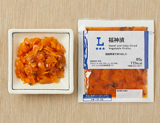 ローソンの福神漬を比較する。税込価格：130円、カロリー：115kcal、1円あたりカロリー：0.88kcal/円、たんぱく質：2g、1円あたりたんぱく質：0.02g/円、脂質：0.1g、炭水化物：26.5g、糖質：24.8g、食物繊維：1.7g、食塩相当量：3.9g。