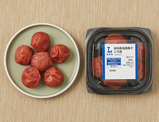 ローソンの紀州産 南高梅干 しそ漬を比較する。税込価格：387円、カロリー：39kcal、1円あたりカロリー：0.10kcal/円、たんぱく質：0.5g、1円あたりたんぱく質：0.01未満g/円、脂質：0.1g、炭水化物：10.5g、糖質：7.6g、食物繊維：2.9g、食塩相当量：7.9g。