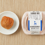 ローソンの紀州産 南高梅干 はちみつ入り。税込価格：130円、カロリー：8kcal、たんぱく質：0.1g、脂質：0g、炭水化物：2g、糖質：1.6g、食物繊維：0.4g、食塩相当量：0.4g。