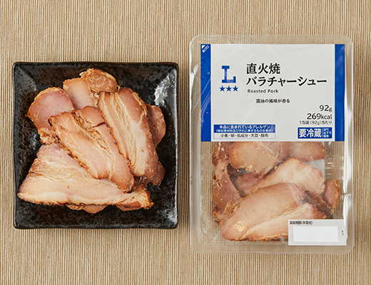 ローソンの直火焼バラチャーシューを比較する。税込価格：343円、カロリー：269kcal、1円あたりカロリー：0.78kcal/円、たんぱく質：14.9g、1円あたりたんぱく質：0.04g/円、脂質：21.5g、炭水化物：4.1g、糖質：4.1g、食物繊維：0g、食塩相当量：2.2g。