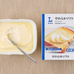 ローソンのやわらかソフト（ソフトスプレッド）。税込価格：235円、カロリー：37kcal、たんぱく質：0g、脂質：4g、炭水化物：0.3g、糖質：0.3g、食物繊維：0g、食塩相当量：0.2g。