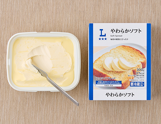 ローソンのやわらかソフト（ソフトスプレッド）。税込価格：235円、カロリー：37kcal、たんぱく質：0g、脂質：4g、炭水化物：0.3g、糖質：0.3g、食物繊維：0g、食塩相当量：0.2g。