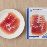ローソンの肩ロース生ハムを比較する。税込価格：149円、カロリー：66kcal、1円あたりカロリー：0.44kcal/円、たんぱく質：5.2g、1円あたりたんぱく質：0.03g/円、脂質：4.8g、炭水化物：0.6g、糖質：0.5g、食物繊維：0.1g、食塩相当量：1.8g。