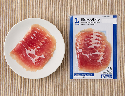 ローソンの肩ロース生ハムを比較する。税込価格：149円、カロリー：66kcal、1円あたりカロリー：0.44kcal/円、たんぱく質：5.2g、1円あたりたんぱく質：0.03g/円、脂質：4.8g、炭水化物：0.6g、糖質：0.5g、食物繊維：0.1g、食塩相当量：1.8g。