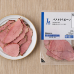 ローソンのパストラミビーフを比較する。税込価格：238円、カロリー：51kcal、1円あたりカロリー：0.21kcal/円、たんぱく質：9g、1円あたりたんぱく質：0.04g/円、脂質：1.3g、炭水化物：0.7g、糖質：0.7g、食物繊維：0g、食塩相当量：1.2g。