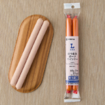 ローソンのおつまみポークウインナー。税込価格：124円、カロリー：91kcal、たんぱく質：4.3g、脂質：7.4g、炭水化物：1.7g、糖質：1.7g、食物繊維：0g、食塩相当量：0.7g。