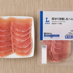 ローソンの厚切り深燻し生ハムを比較する。税込価格：324円、カロリー：94kcal、1円あたりカロリー：0.29kcal/円、たんぱく質：14.2g、1円あたりたんぱく質：0.04g/円、脂質：2.5g、炭水化物：3.6g、糖質：3.6g、食物繊維：0g、食塩相当量：3.7g。