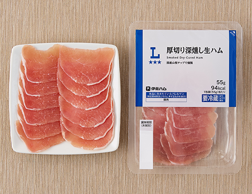 ローソンの厚切り深燻し生ハムを比較する。税込価格：324円、カロリー：94kcal、1円あたりカロリー：0.29kcal/円、たんぱく質：14.2g、1円あたりたんぱく質：0.04g/円、脂質：2.5g、炭水化物：3.6g、糖質：3.6g、食物繊維：0g、食塩相当量：3.7g。