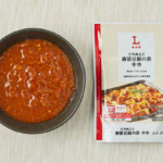 ローソンのひき肉入り 麻婆豆腐の素 中辛 2人前を比較する。税込価格：158円、カロリー：162kcal、1円あたりカロリー：1.03kcal/円、たんぱく質：8.5g、1円あたりたんぱく質：0.05g/円、脂質：7.9g、炭水化物：14.8g、糖質：13.9g、食物繊維：0.8g、食塩相当量：5.7g。