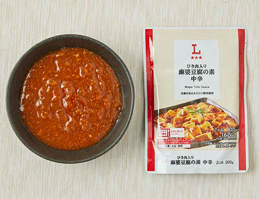 ローソンのひき肉入り 麻婆豆腐の素 中辛 2人前を比較する。税込価格：158円、カロリー：162kcal、1円あたりカロリー：1.03kcal/円、たんぱく質：8.5g、1円あたりたんぱく質：0.05g/円、脂質：7.9g、炭水化物：14.8g、糖質：13.9g、食物繊維：0.8g、食塩相当量：5.7g。