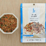 ローソンのかつおふりかけを比較する。税込価格：148円、カロリー：176kcal、1円あたりカロリー：1.19kcal/円、たんぱく質：8.1g、1円あたりたんぱく質：0.05g/円、脂質：9.3g、炭水化物：16.4g、糖質：13.9g、食物繊維：2.4g、食塩相当量：4.3g。
