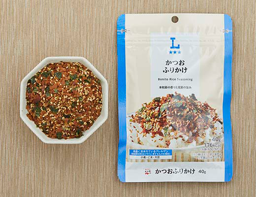ローソンのかつおふりかけを比較する。税込価格：148円、カロリー：176kcal、1円あたりカロリー：1.19kcal/円、たんぱく質：8.1g、1円あたりたんぱく質：0.05g/円、脂質：9.3g、炭水化物：16.4g、糖質：13.9g、食物繊維：2.4g、食塩相当量：4.3g。