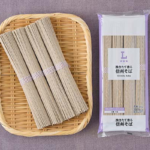 ローソンの挽きたて香る信州そばを比較する。税込価格：235円、カロリー：281kcal、1円あたりカロリー：1.20kcal/円、たんぱく質：10.6g、1円あたりたんぱく質：0.05g/円、脂質：1.8g、炭水化物：57.8g、糖質：53.2g、食物繊維：4.6g、食塩相当量：2.4g。