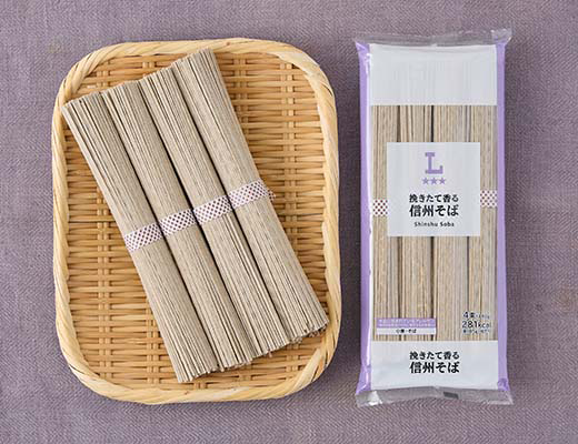 ローソンの挽きたて香る信州そばを比較する。税込価格：235円、カロリー：281kcal、1円あたりカロリー：1.20kcal/円、たんぱく質：10.6g、1円あたりたんぱく質：0.05g/円、脂質：1.8g、炭水化物：57.8g、糖質：53.2g、食物繊維：4.6g、食塩相当量：2.4g。